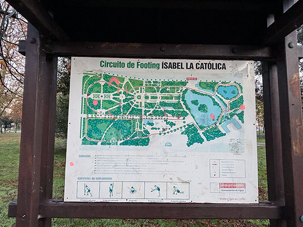 Panel indicador del circuito de footing en el parque Isabel la Católica de Gijón