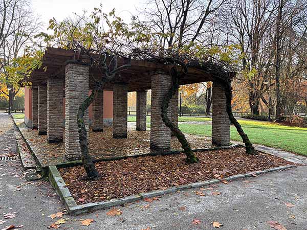 Edificio de urinarios en el parque Isabel la Católica de Gijón