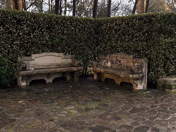 Bancos de piedra en el parque Isabel la Católica de Gijón