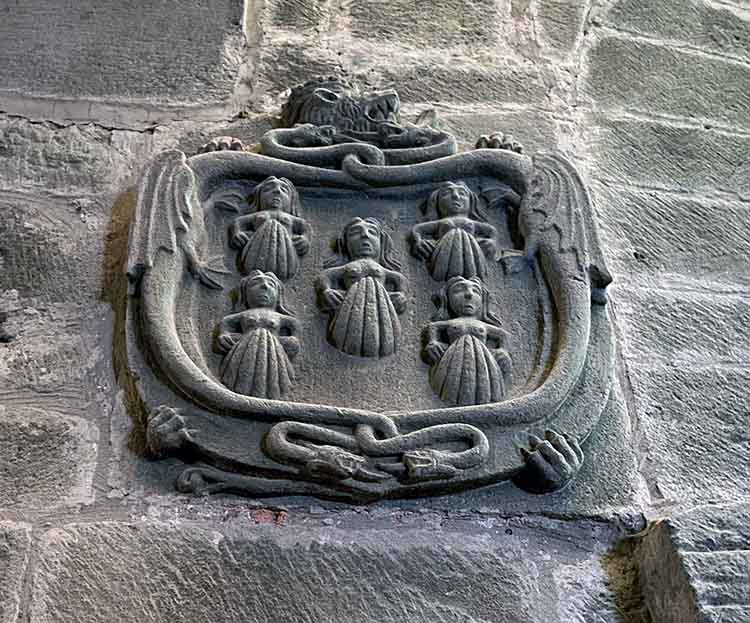 Escudo en el interior de la colegiata de Teverga en Asturias