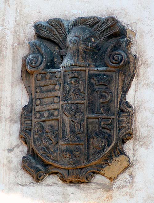 Escudo de un linaje de una familia asturiana en estado de conservación aceptable