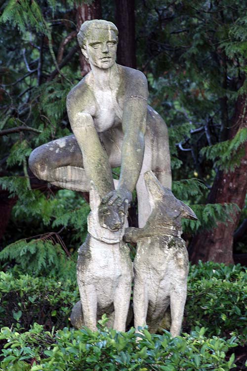 Estatuas en el parque Isabel la Católica en Gijón