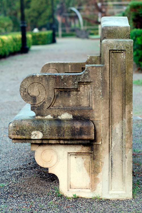 Banco de piedra en el parque Isabel la Católica de Gijón