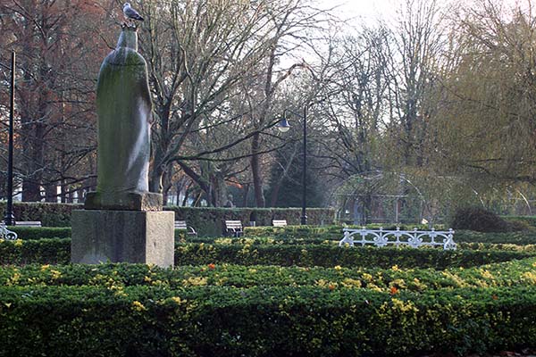 Estatua de Isabel la Católica en el parque que lleva su nombre en Gijón