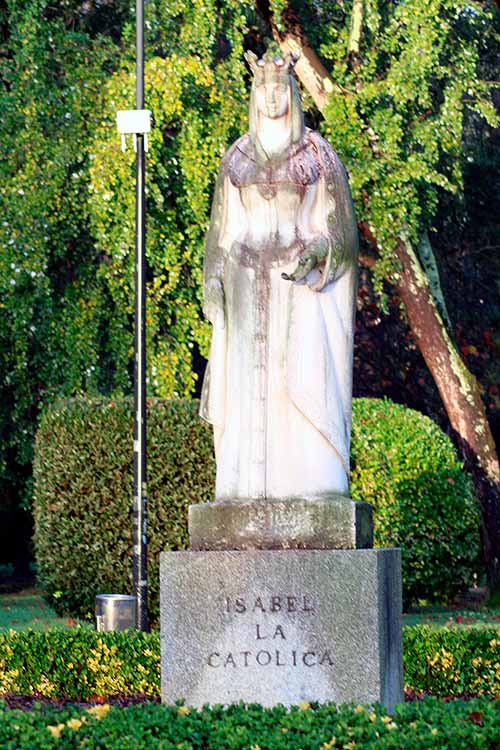 Estatua de Isabel la Católica en el parque que lleva su nombre en Gijón