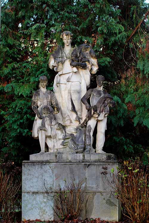 Estatuas en el parque Isabel la Católica en Gijón