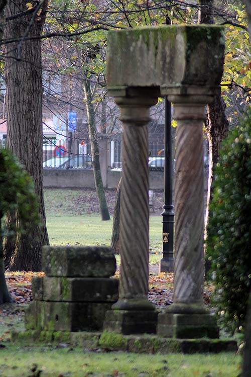 Columnas romanas en el parque Isabel la católica de Gijón