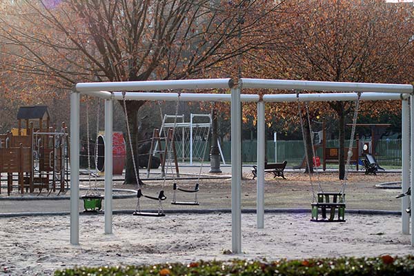 Amplia zona de juegos para niños en el parque Isabel la Católica de Gijón