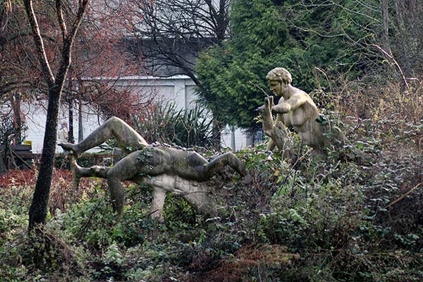 Estatuas en el parque Isabel la Católica en Gijón