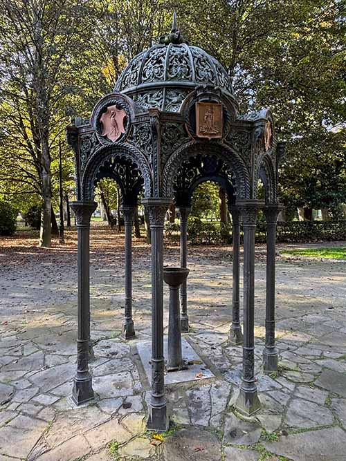 Palacete para fuente de agua en el parque Isabel la católica de Gijón