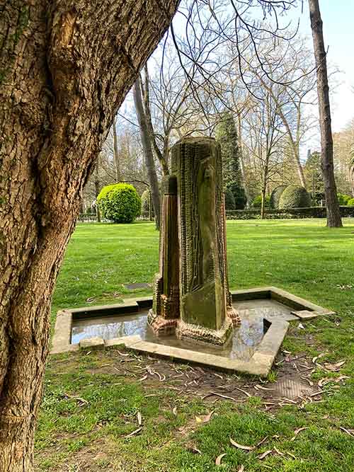 Estatuas en el parque Isabel la Católica en Gijón
