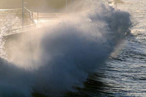 Marejada en el puerto deportivo de Gijón