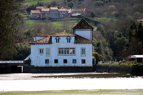 Molino de marea en la ría de Villaviciosa en Asturias
