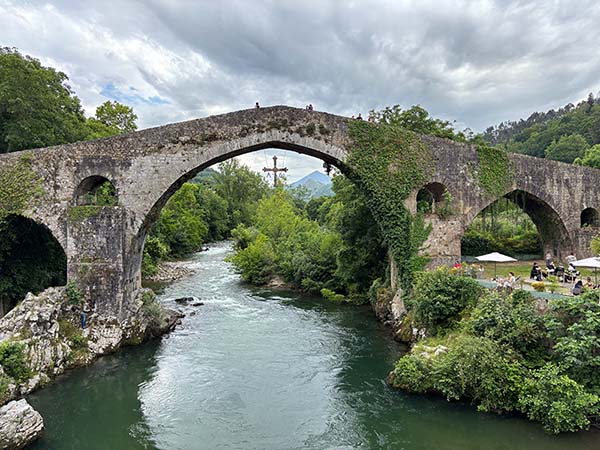 Río Sella a su paso por Cangas de Onís en Asturias