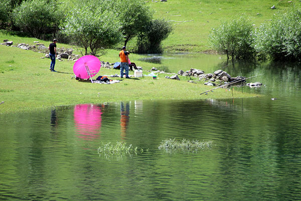 Pescando en un lago de montaña en Asturias