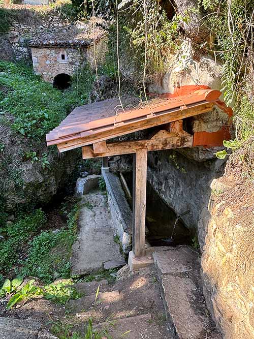 Fuente, lavadero y molino en Bandujo, en Asturias