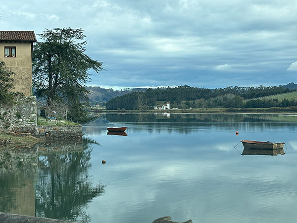 Pleamar en la ría de Villaviciosa en Asturias