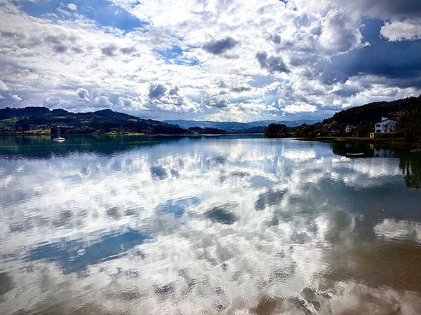 Pleamar en la ría de Villaviciosa en Asturias