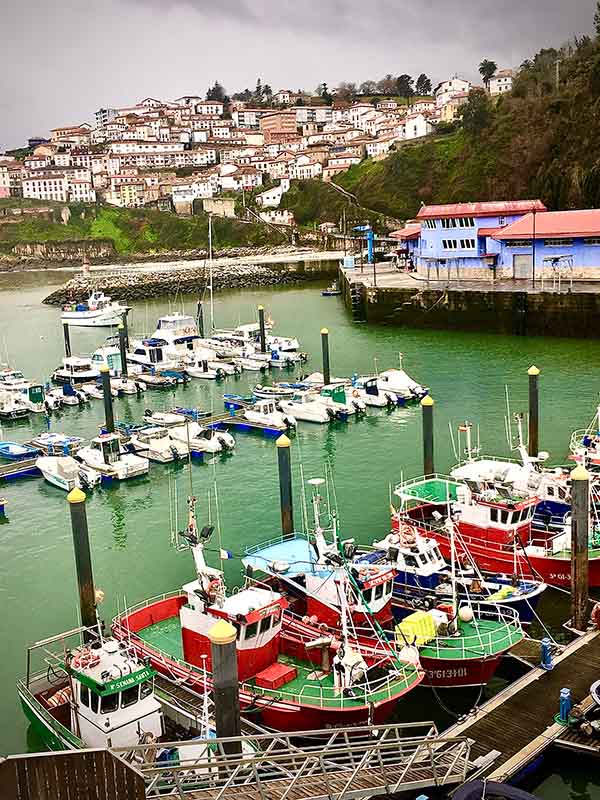 Vista del pueblo asturiano de Lastres desde el rompeolas de su puerto