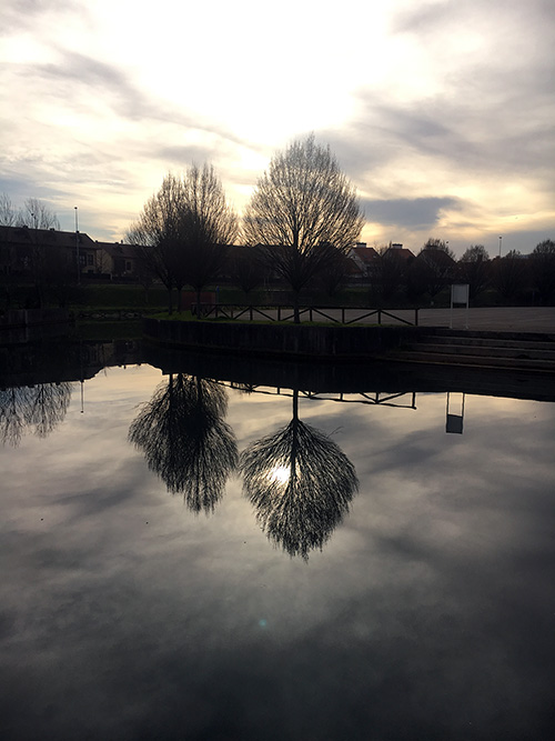 Reflejos en el agua en un río asturiano