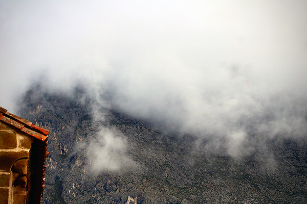 Niebla en la Peña Sobia de Teverga en Asturias