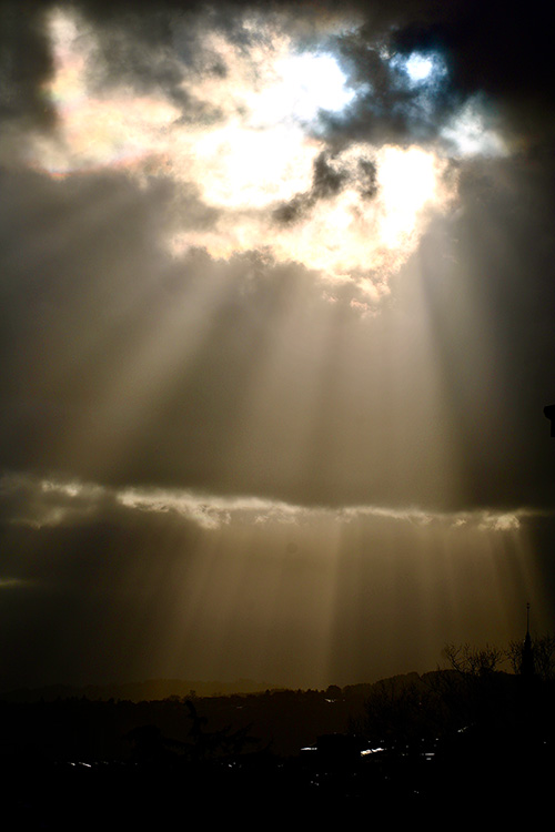 El sol se cuela entre las nubes generando estampas como esta