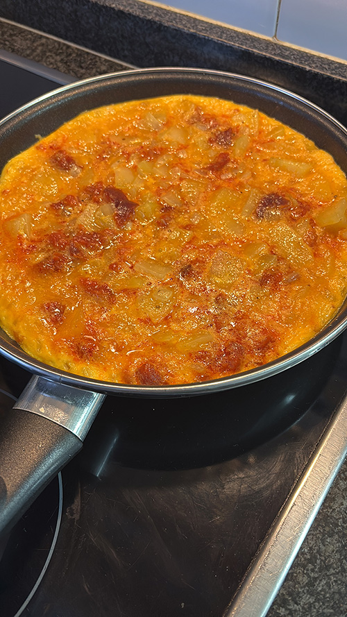 Tortilla de patata con cebolla y pimientos
