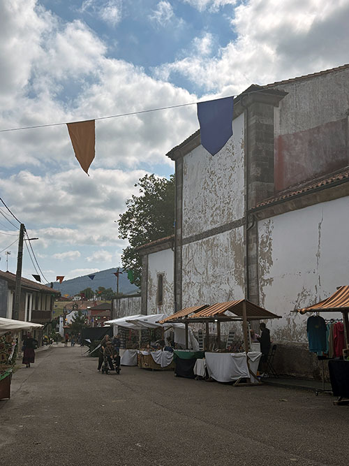 Mercado tradicional en un pueblo en Asturias
