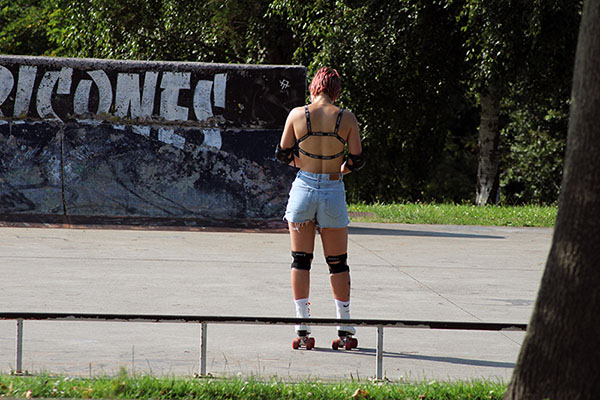 Patinadora en una pista de skate en Asturias