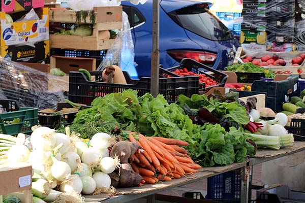 Productos asturianos de la huerta en un mercado tradicional