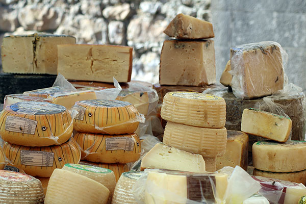 Quesos en un mercado de primavera en Asturias
