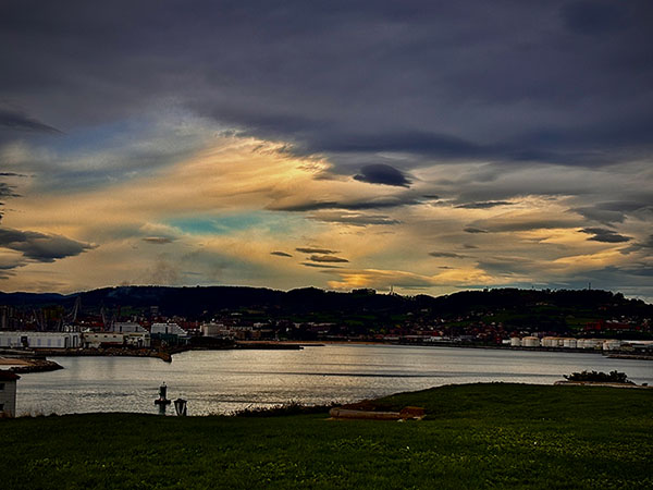 Atardecer en un día primaveral en la bahía de Gijón