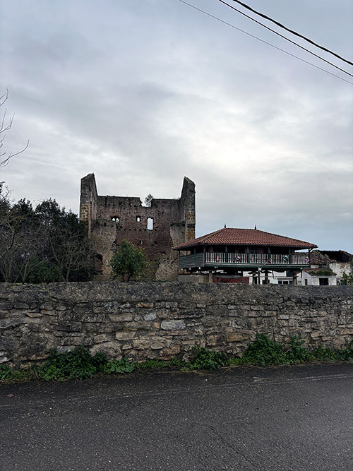 De camino al embalse de San Andrés de los tacones en Asturias, referencia de la casa-paredón