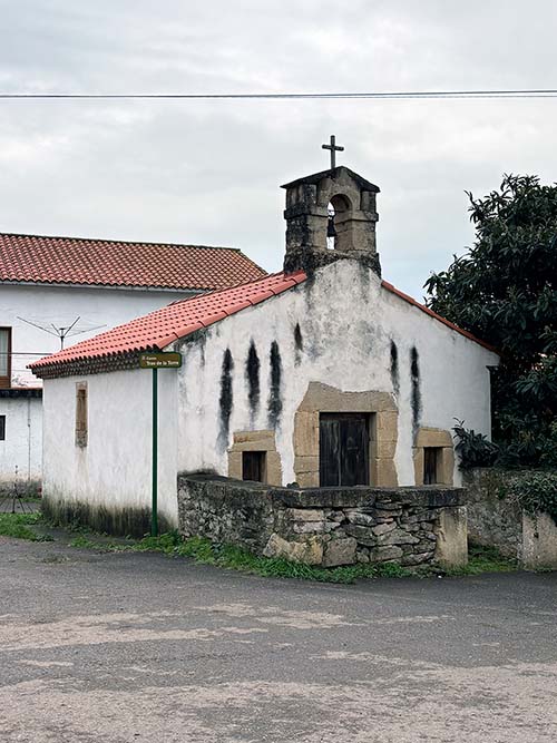 De camino al embalse de San Andrés de los tacones en Asturias, referencia de la capilla