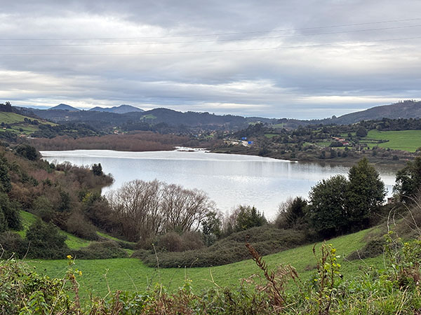 Vista del embalse de San Andrés de los tacones en Asturias