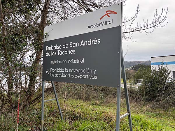 Embalse de San Andrés de los tacones en Asturias, cartel de prohibición