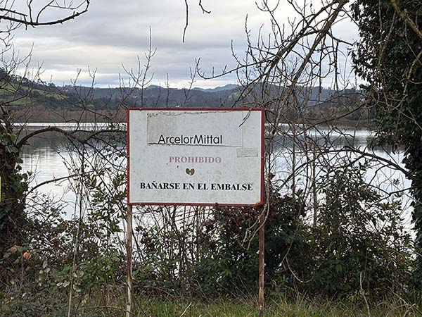 Embalse de San Andrés de los tacones en Asturias, cartel de prohibición