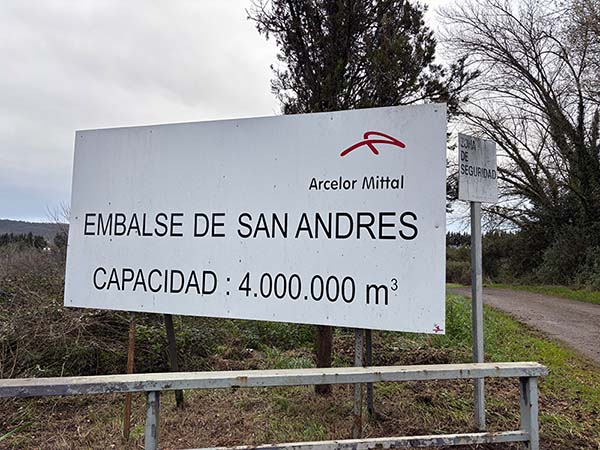 Embalse de San Andrés de los tacones en Asturias, panel indicador de su capacidad máxima