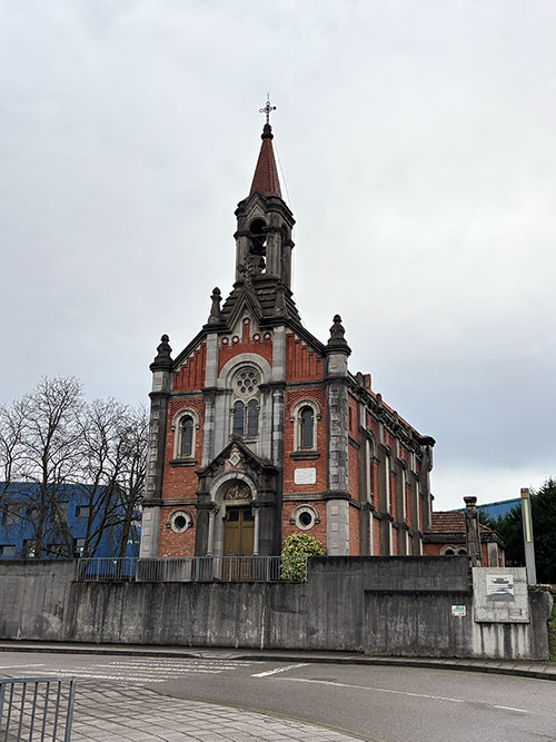 Iglesia Skate o Kaos Temple en Llanera en Asturias