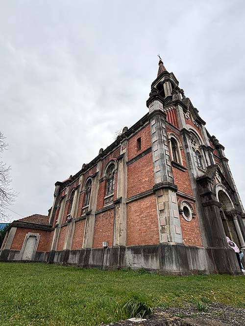 Iglesia Skate o Kaos Temple en Llanera en Asturias