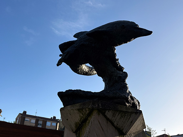 Escultura dedicada al Pleito de los Delfines en Candás en Asturias