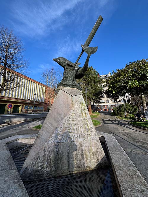 Escultura dedicada al Pleito de los Delfines en Candás en Asturias