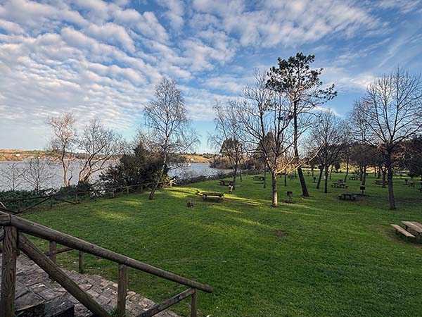 Área recreativa en el embalse de Trasona en Asturias
