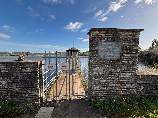 Torre de mando de la presa del embalse de La Granda en Gozón en Asturias