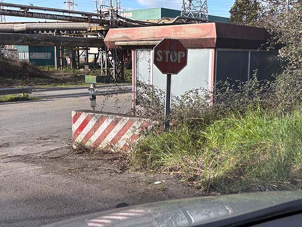 Garita en el interior de la factoría de Arcelor MItall en Trasona en Asturias