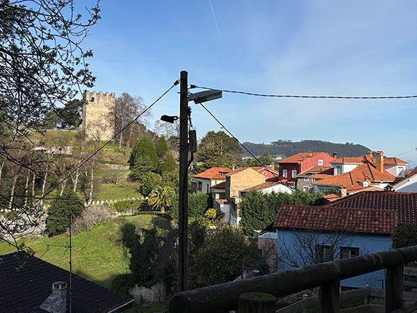 La población de El Castillo al pie de la fortaleza en Soto del Barco