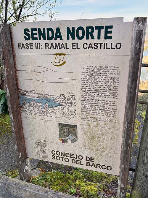 Indicador de paso por la Senda Norte en el pueblo de El Castillo