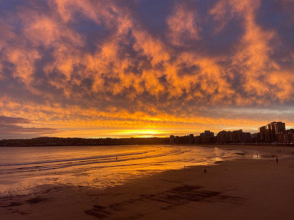 Amanecer primaveral en la playa de Gijón