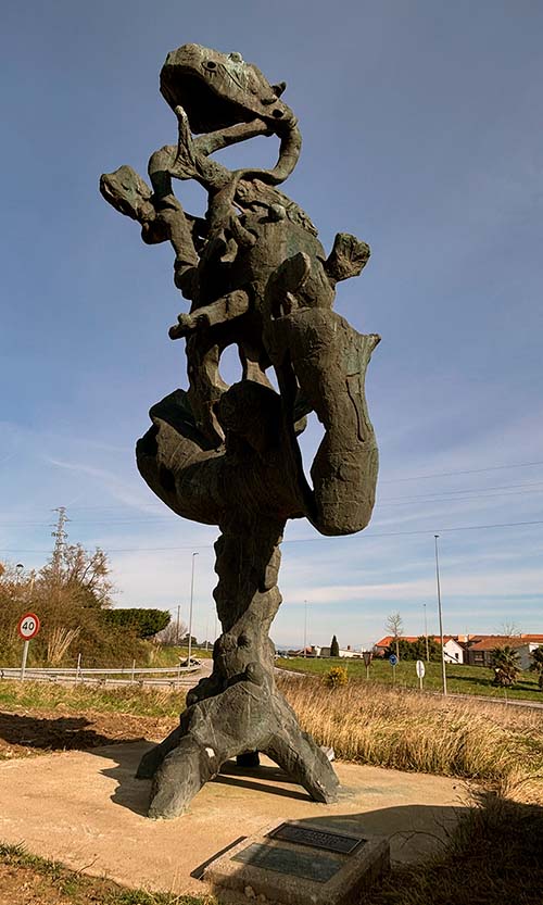 Estatua de Miguel Angel Lombardía en Somao en Asturias