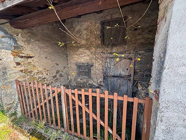 Cuadra en ruinas en Somao en Asturias
